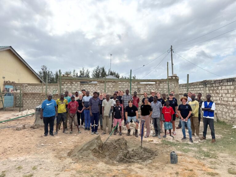 Monteur in Opleiding Mitchell Bogers helpt bouwen aan de toekomst in Kenia